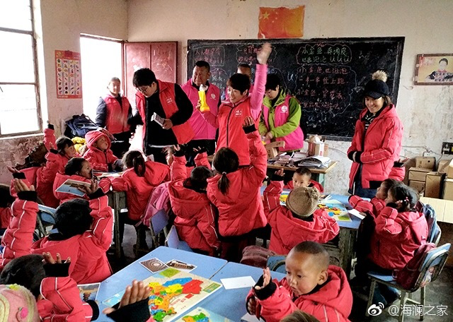 2018年，由海瀾之家攜手網(wǎng)易新聞打造的“多一課溫暖”課程平臺讓一間間溫暖的課堂走向深山與邊陲。帶著貼合孩子教育需求的線上內(nèi)容和教師、各領(lǐng)域KOL及愛心人士組成的愛心團隊，海瀾之家用實際行動為孩子的教育加溫，踐行“多一克溫暖”。