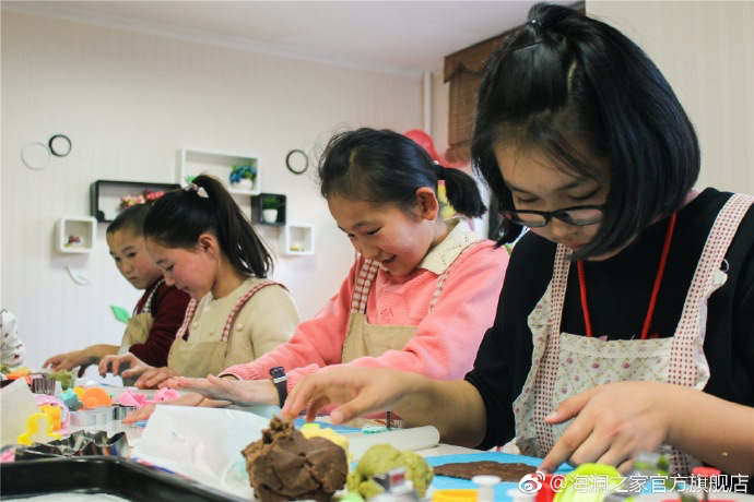在北京，孩子們上了一節(jié)別開生面的廚藝課——手工DIY餅干。孩子們腦洞大開親自上手，從制作到出爐不僅留下了噴香的餅干，還留下了珍貴的回憶。親手做的餅干孩子們舍不得獨享，成為了回程路上最重要的“伴手禮”