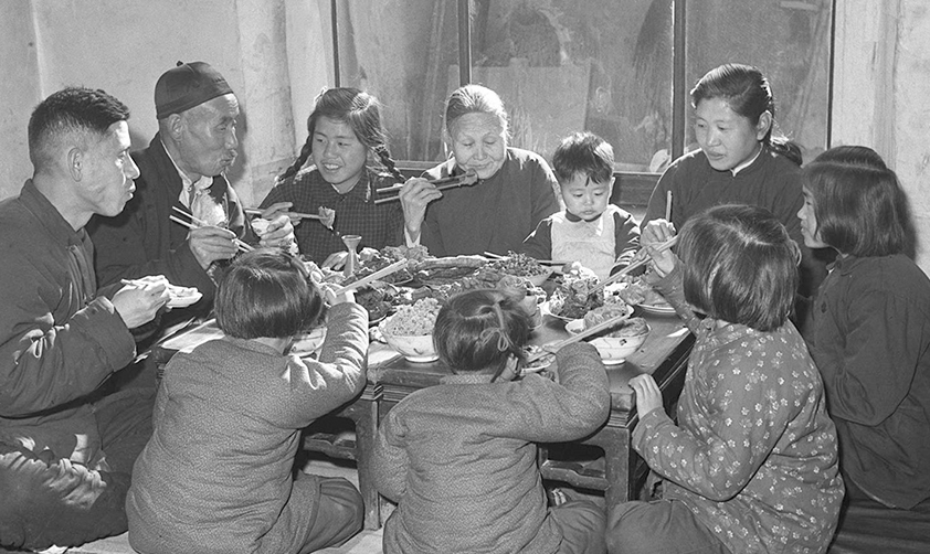 1953年春節天津漢沽區蘆臺王德鑄(左一)一家人吃團圓飯(新華社稿)