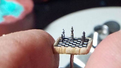比指甲蓋還??！ 土耳其微雕藝術家雕出超小國際象棋