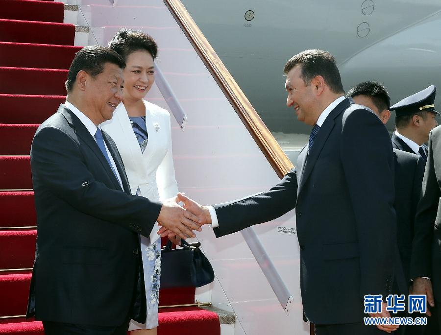9月11日，國家主席習(xí)近平抵達(dá)杜尚別，應(yīng)塔吉克斯坦總統(tǒng)拉赫蒙邀請，出席上海合作組織成員國元首理事會(huì)第十四次會(huì)議并對塔吉克斯坦進(jìn)行國事訪問。習(xí)近平和夫人彭麗媛在機(jī)場受到塔吉克斯坦總理拉蘇爾佐達(dá)等熱情迎接。新華社記者 鞠鵬 攝 