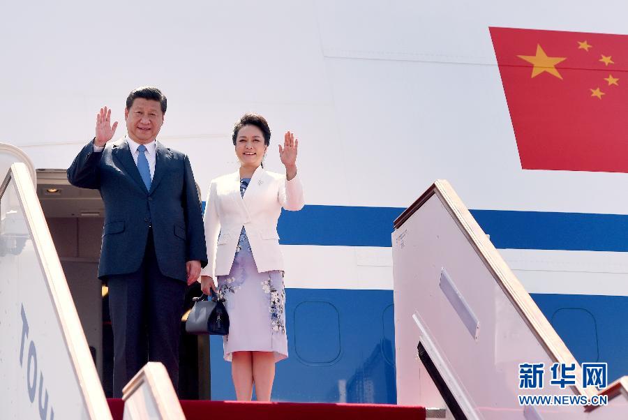 9月11日，中國國家主席習(xí)近平抵達(dá)杜尚別，應(yīng)塔吉克斯坦總統(tǒng)拉赫蒙邀請，出席上海合作組織成員國元首理事會(huì)第十四次會(huì)議并對塔吉克斯坦進(jìn)行國事訪問。這是習(xí)近平和夫人彭麗媛走出機(jī)艙。新華社記者 馬占成 攝 