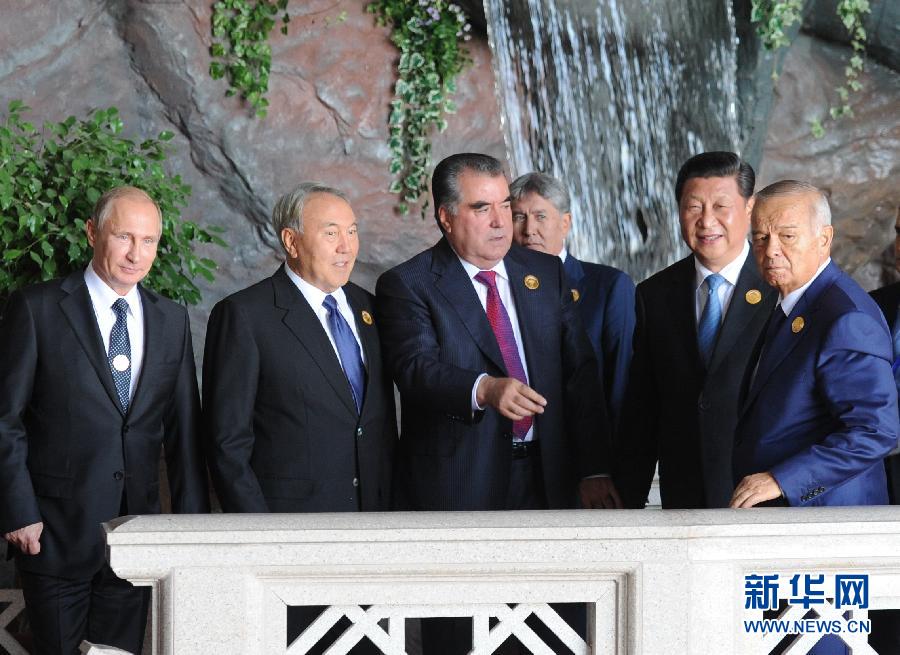9月12日，上海合作組織成員國元首理事會第十四次會議在塔吉克斯坦首都杜尚別舉行。國家主席習近平出席會議并發表重要講話。這是習近平同其他成員國元首親切交談。新華社記者謝環馳攝 
