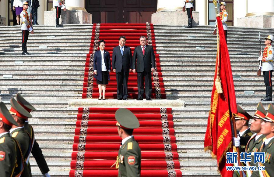 9月13日，國(guó)家主席習(xí)近平在杜尚別同塔吉克斯坦總統(tǒng)拉赫蒙舉行會(huì)談。會(huì)談前，拉赫蒙在民族宮前廣場(chǎng)為習(xí)近平舉行隆重的歡迎儀式。新華社記者馬占成攝 