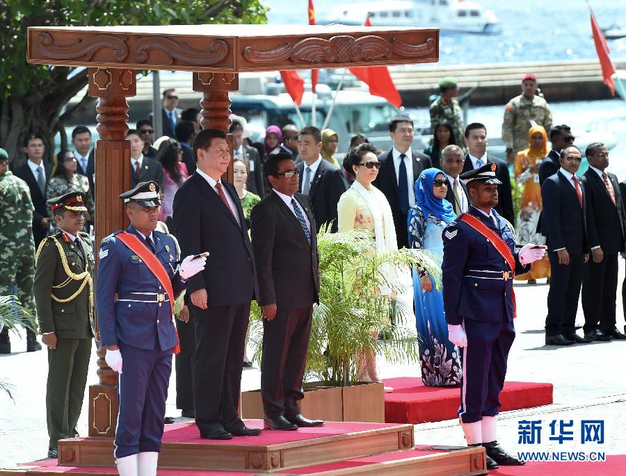 9月15日，國(guó)家主席習(xí)近平同馬爾代夫總統(tǒng)亞明在馬累舉行會(huì)談。會(huì)談前，亞明在共和國(guó)廣場(chǎng)為習(xí)近平舉行歡迎儀式。 新華社記者 馬占成 攝