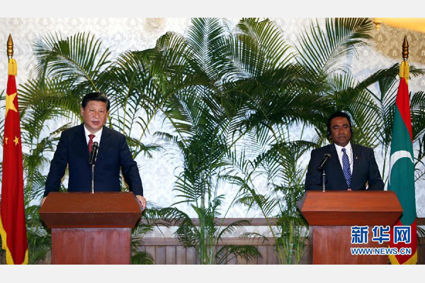 9月15日，國(guó)家主席習(xí)近平在馬累與馬爾代夫總統(tǒng)亞明共同會(huì)見(jiàn)記者。 新華社記者 鞠鵬 攝