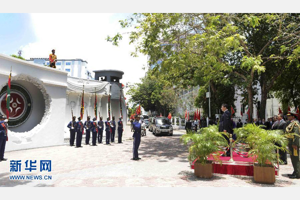 9月15日，國(guó)家主席習(xí)近平在馬累向馬爾代夫烈士紀(jì)念碑致禮。新華社記者 張鐸 攝