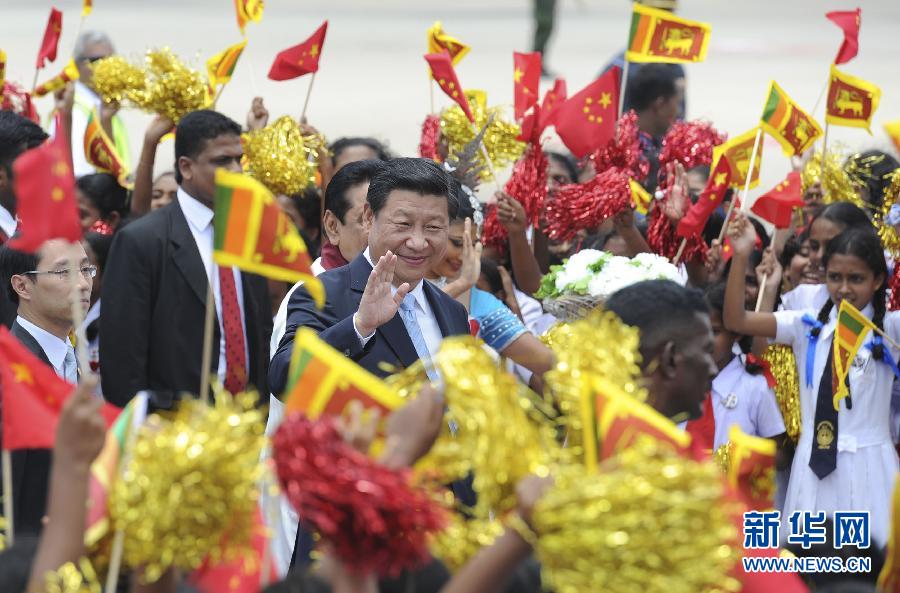  9月16日，國家主席習近平抵達科倫坡，開始對斯里蘭卡進行國事訪問。在班達拉奈克國際機場，習近平和夫人彭麗媛受到拉賈帕克薩總統夫婦熱情迎接。新華社記者謝環馳攝 
