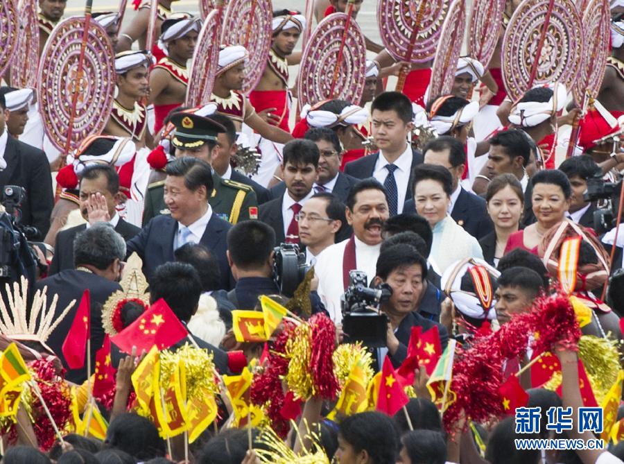 9月16日，國家主席習近平抵達科倫坡，開始對斯里蘭卡進行國事訪問。在班達拉奈克國際機場，習近平和夫人彭麗媛受到拉賈帕克薩總統夫婦熱情迎接。新華社記者黃敬文攝 
