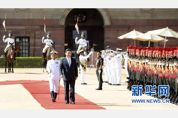 9月18日，國家主席習近平出席印度總統(tǒng)慕克吉在總統(tǒng)府舉行的隆重歡迎儀式。 新華社記者 張鐸 攝