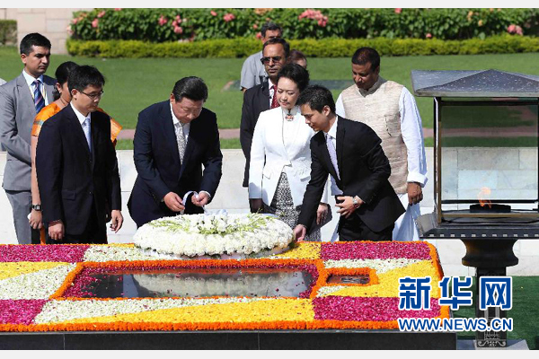 9月18日，國家主席習近平和夫人彭麗媛在新德里向甘地墓敬獻花圈。 新華社記者 龐興雷 攝