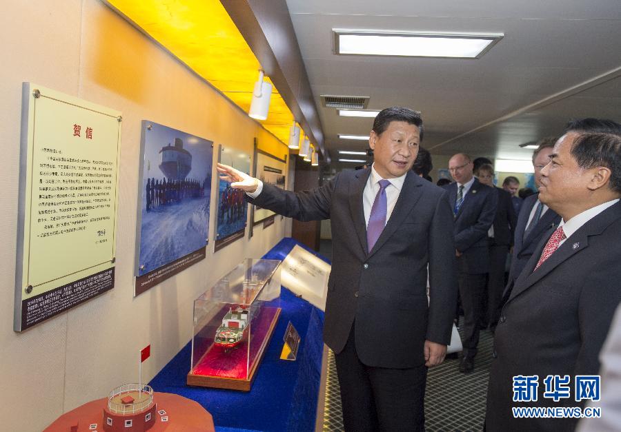 這是習近平參觀中國極地考察30周年圖片展。新華社記者李學仁攝 