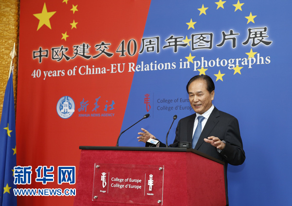5月18日，正在比利時訪問的新華社社長蔡名照在比利時布魯日歐洲學院舉行的“中歐建交40周年圖片展”開幕式上致辭。在中歐建交40周年之際，由新華社、歐洲學院主辦的“中歐建交40周年圖片展”18日在位于比利時布魯日的歐洲學院開幕。 新華社記者葉平凡攝 