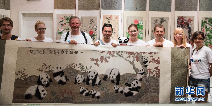 (晚報)(4)“歐洲熊貓粉絲四川探親之旅”自駕團抵達成都