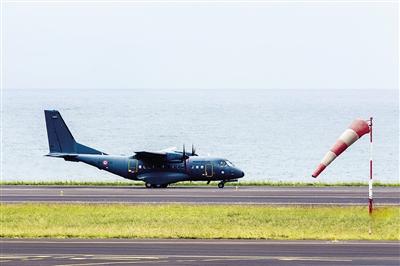 7日，法屬留尼汪島，法國軍事運輸機沿海岸搜尋MH370殘骸。