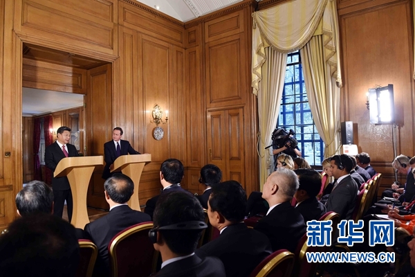 10月21日，國(guó)家主席習(xí)近平在倫敦唐寧街首相府同英國(guó)首相卡梅倫舉行會(huì)談。這是會(huì)談結(jié)束后，習(xí)近平和卡梅倫共同會(huì)見記者。 新華社記者 饒愛民 攝 