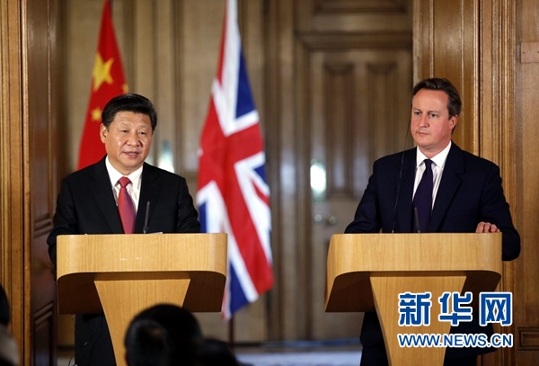10月21日，國(guó)家主席習(xí)近平在倫敦唐寧街首相府同英國(guó)首相卡梅倫舉行會(huì)談。這是會(huì)談結(jié)束后，習(xí)近平和卡梅倫共同會(huì)見記者。 新華社記者 鞠鵬 攝 