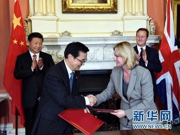 10月21日，國(guó)家主席習(xí)近平在倫敦唐寧街首相府同英國(guó)首相卡梅倫舉行會(huì)談。這是會(huì)談結(jié)束后，兩國(guó)領(lǐng)導(dǎo)人共同見證雙邊合作文件的簽署。新華社記者 饒愛民 攝 
