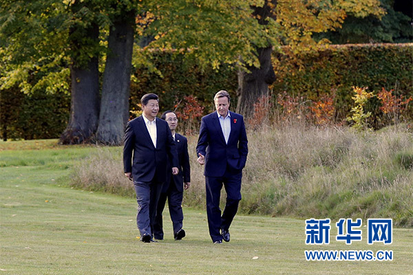 這是習(xí)近平與卡梅倫漫步草坪，邊走邊談。新華社記者 鞠鵬攝