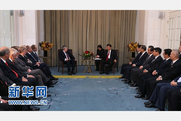 10月22日，國家主席習近平在倫敦集體會見英國前首相布朗等英國友人。新華社記者 龐興雷 攝 
