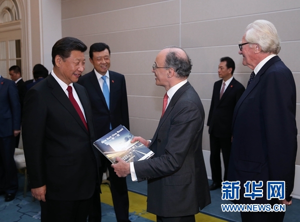 10月22日，國家主席習近平在倫敦集體會見英國前首相布朗等英國友人。新華社記者 龐興雷 攝 