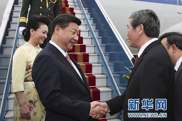 11月5日，中共中央總書記、國(guó)家主席習(xí)近平抵達(dá)越南首都河內(nèi)，開始對(duì)越南進(jìn)行國(guó)事訪問。這是越南高級(jí)官員到機(jī)場(chǎng)迎接習(xí)近平和夫人彭麗媛。新華社記者蘭紅光攝 