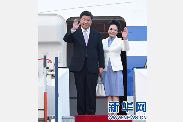 11月6日，國家主席習(xí)近平抵達(dá)新加坡，開始對新加坡進(jìn)行國事訪問。這是習(xí)近平和夫人彭麗媛步出艙門。 新華社記者張鐸攝