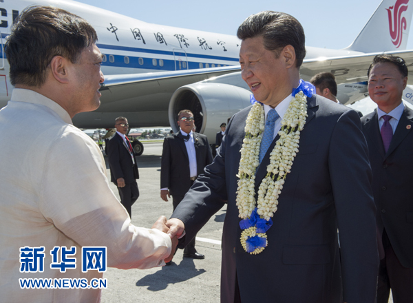 11月17日，國家主席習近平抵達菲律賓首都馬尼拉尼諾·阿基諾國際機場，出席即將舉行的亞太經合組織第二十三次領導人非正式會議。菲律賓高級官員到機場迎接習近平主席。新華社記者李學仁攝
