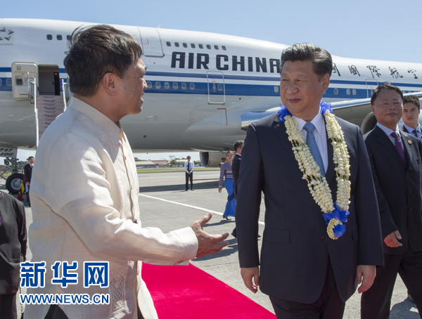 11月17日，國家主席習近平抵達菲律賓首都馬尼拉尼諾·阿基諾國際機場，出席即將舉行的亞太經合組織第二十三次領導人非正式會議。菲律賓高級官員到機場迎接習近平主席。新華社記者李學仁攝