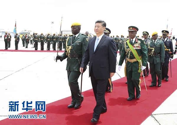 12月1日，中國國家主席習近平乘專機抵達津巴布韋首都哈拉雷，開始對津巴布韋進行國事訪問。津巴布韋總統穆加貝在機場舉行隆重歡迎儀式。這是習近平檢閱儀仗隊。新華社記者 黃敬文 攝 