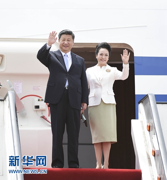 12月1日，中國國家主席習近平乘專機抵達津巴布韋首都哈拉雷，開始對津巴布韋進行國事訪問。津巴布韋總統穆加貝在機場舉行隆重歡迎儀式。這是習近平和夫人彭麗媛向歡迎人群揮手致意。新華社記者 謝環馳 攝 