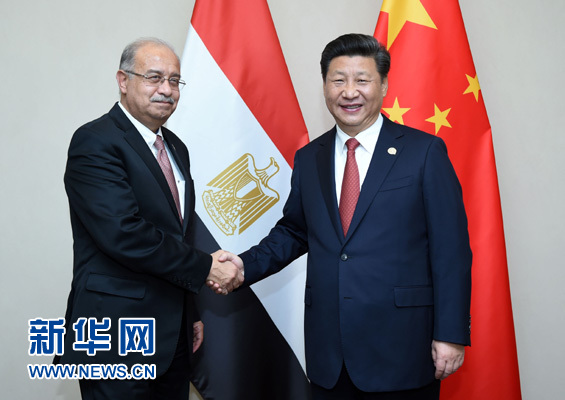 12月4日，國(guó)家主席習(xí)近平在約翰內(nèi)斯堡會(huì)見(jiàn)埃及總理伊斯梅爾。新華社記者 張鐸 攝 