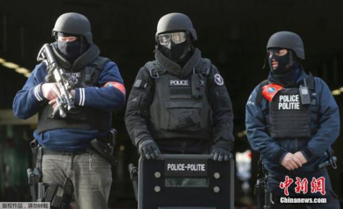 布魯塞爾全副武裝的警察。