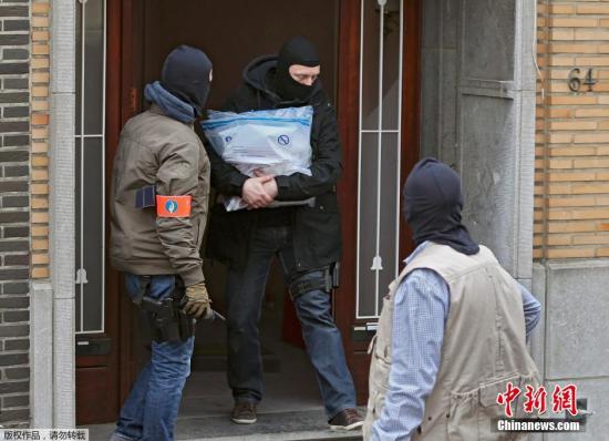 當地時間2016年3月23日，比利時布魯塞爾，布魯塞爾恐襲案嫌犯在安德萊赫特一棟建筑內被捕。
