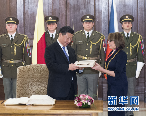 當(dāng)?shù)貢r間3月29日，國家主席習(xí)近平在捷克布拉格會見布拉格市長科爾娜喬娃，并接受科爾娜喬娃代表該市贈予的城市鑰匙。 新華社記者 王曄 攝