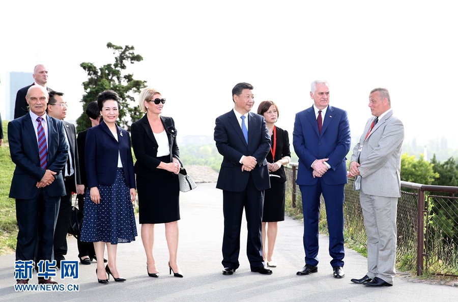 6月17日，中國國家主席習近平和夫人彭麗媛在塞爾維亞總統尼科利奇夫婦陪同下參觀具有悠久歷史的貝爾格萊德卡萊梅格丹公園。 新華社記者 馬占成 攝