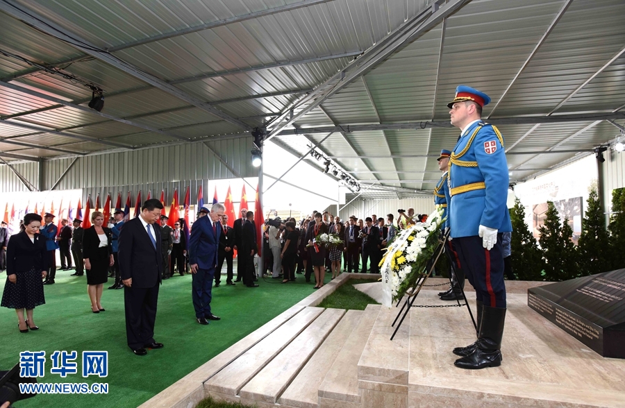 當地時間6月17日下午，剛剛抵達貝爾格萊德開始對塞爾維亞進行國事訪問的國家主席習近平和夫人彭麗媛，第一場活動就是前往中國駐南聯盟被炸使館舊址，憑吊在使館被炸事件中英勇犧牲的邵云環、許杏虎和朱穎3位烈士。新華社記者 饒愛民 攝 