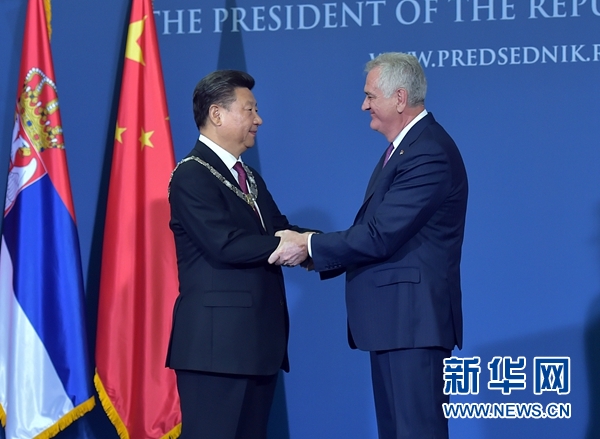 6月18日，國家主席習近平在貝爾格萊德同塞爾維亞總統尼科利奇舉行會談。會談后，尼科利奇向習近平授予塞爾維亞最高級別勛章“共和國一級榮譽勛章”，感謝習近平為中塞關系發展作出的杰出貢獻。新華社記者 李濤 攝 