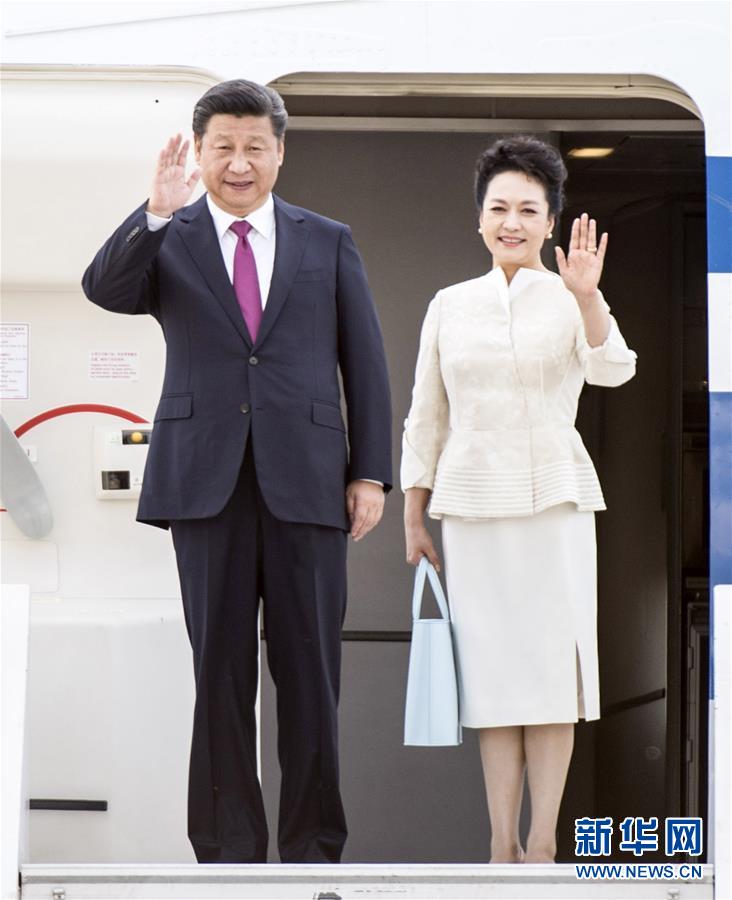 6月19日，國家主席習(xí)近平抵達(dá)華沙，開始對(duì)波蘭共和國進(jìn)行國事訪問。這是習(xí)近平和夫人彭麗媛步出艙門。 新華社記者 謝環(huán)馳 攝 