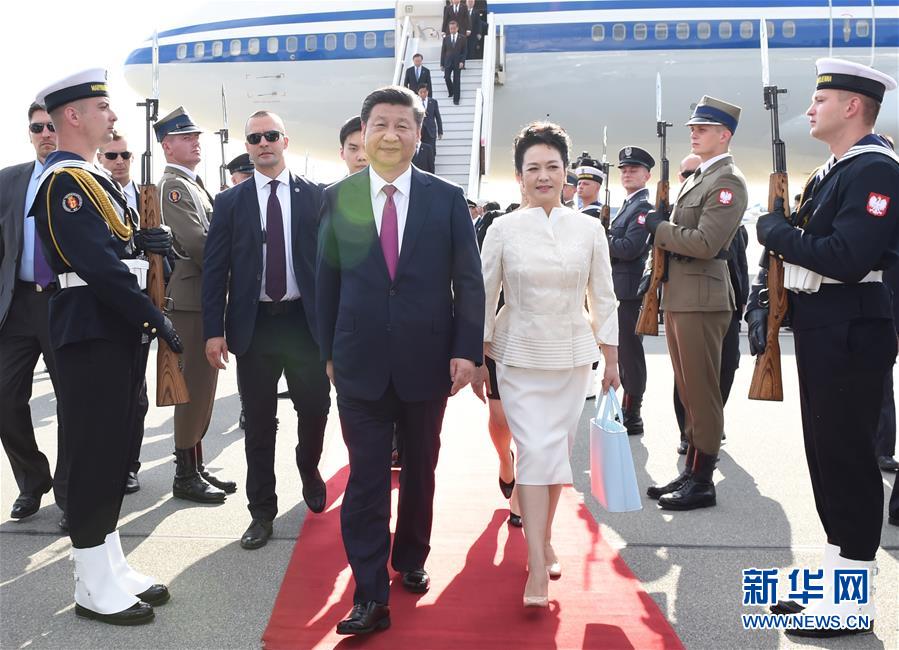6月19日，國家主席習(xí)近平抵達(dá)華沙，開始對(duì)波蘭共和國進(jìn)行國事訪問。這是習(xí)近平和夫人彭麗媛走下飛機(jī)。 新華社記者 饒愛民 攝