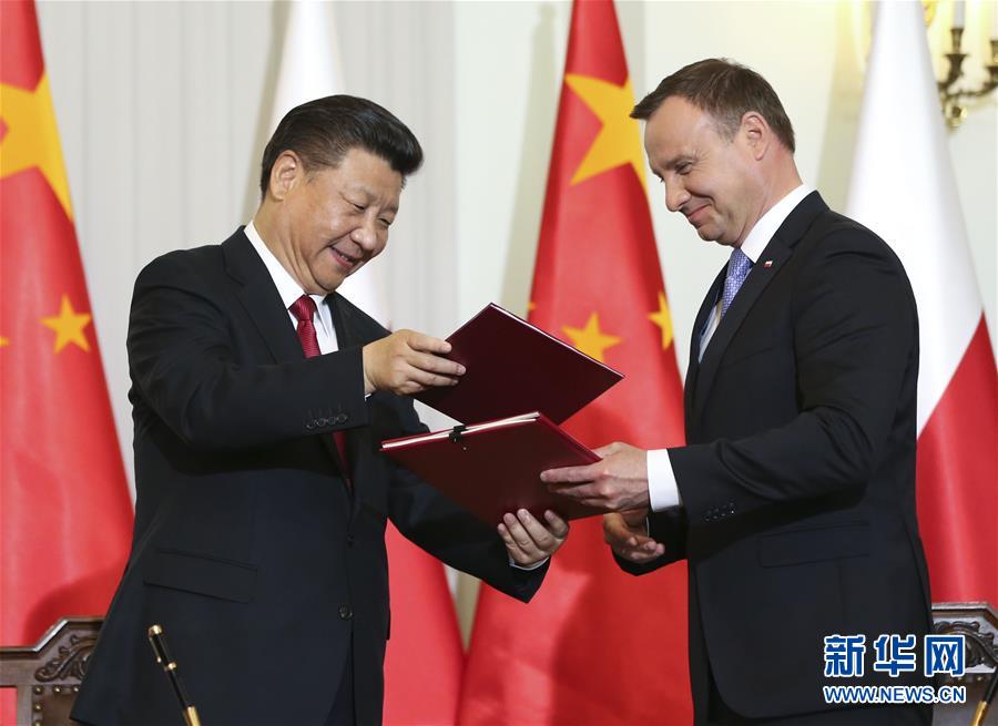 6月20日，國家主席習近平在華沙同波蘭總統杜達舉行會談。這是會談后，兩國元首共同簽署《中華人民共和國和波蘭共和國關于建立全面戰略伙伴關系的聯合聲明》。新華社記者蘭紅光攝