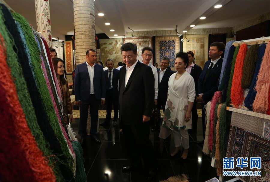 6月21日下午，正在對烏茲別克斯坦進行國事訪問的國家主席習(xí)近平在烏茲別克斯坦總理米爾濟約耶夫陪同下，來到布哈拉古城參觀這座被稱為“絲綢之路活化石”的歷史文化名城。這是習(xí)近平和夫人彭麗媛參觀一家地毯和絲綢作坊。新華社記者蘭紅光攝