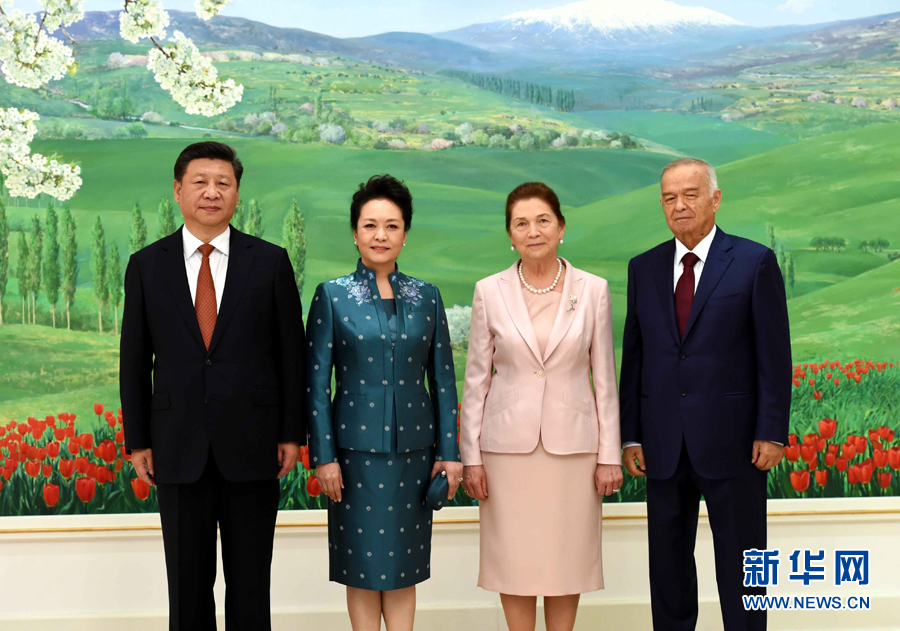 6月22日，國家主席習近平在塔什干庫克薩萊國賓館同烏茲別克斯坦總統卡里莫夫舉行會談。會談前，習近平出席卡里莫夫舉行的歡迎儀式。習近平和夫人彭麗媛受到卡里莫夫和夫人卡里莫娃熱情迎接。新華社記者饒愛民攝