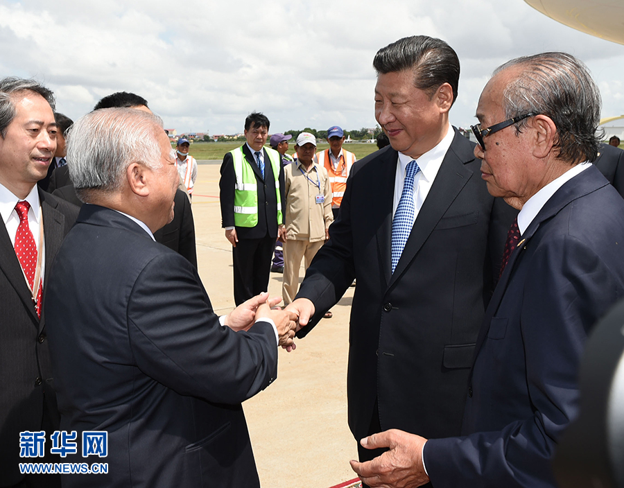 10月13日，國家主席習近平乘專機抵達金邊國際機場，開始對柬埔寨王國進行國事訪問。柬埔寨副首相兼王宮事務大臣貢桑奧親王和夏卡朋親王、阿倫公主等在舷梯旁熱情迎接習近平主席。新華社記者　謝環馳　攝