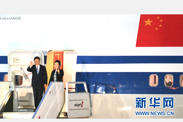 當(dāng)?shù)貢r(shí)間11月18日，國(guó)家主席習(xí)近平抵達(dá)利馬，出席亞太經(jīng)合組織第二十四次領(lǐng)導(dǎo)人非正式會(huì)議并對(duì)秘魯共和國(guó)進(jìn)行國(guó)事訪問。習(xí)近平和夫人彭麗媛受到秘魯副總統(tǒng)阿勞斯等熱情迎接。新華社記者 丁林 攝