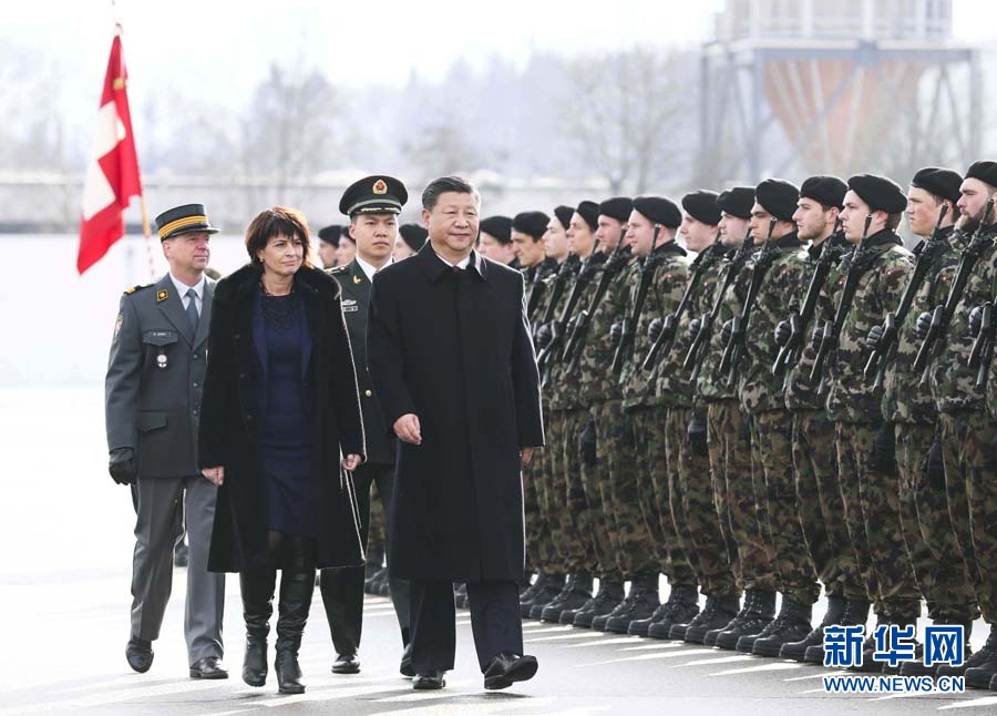 1月15日，國家主席習(xí)近平乘專機(jī)抵達(dá)蘇黎世，開始對瑞士聯(lián)邦進(jìn)行國事訪問。 這是習(xí)近平在瑞士聯(lián)邦主席洛伊特哈德陪同下檢閱儀仗隊。新華社記者 蘭紅光 攝