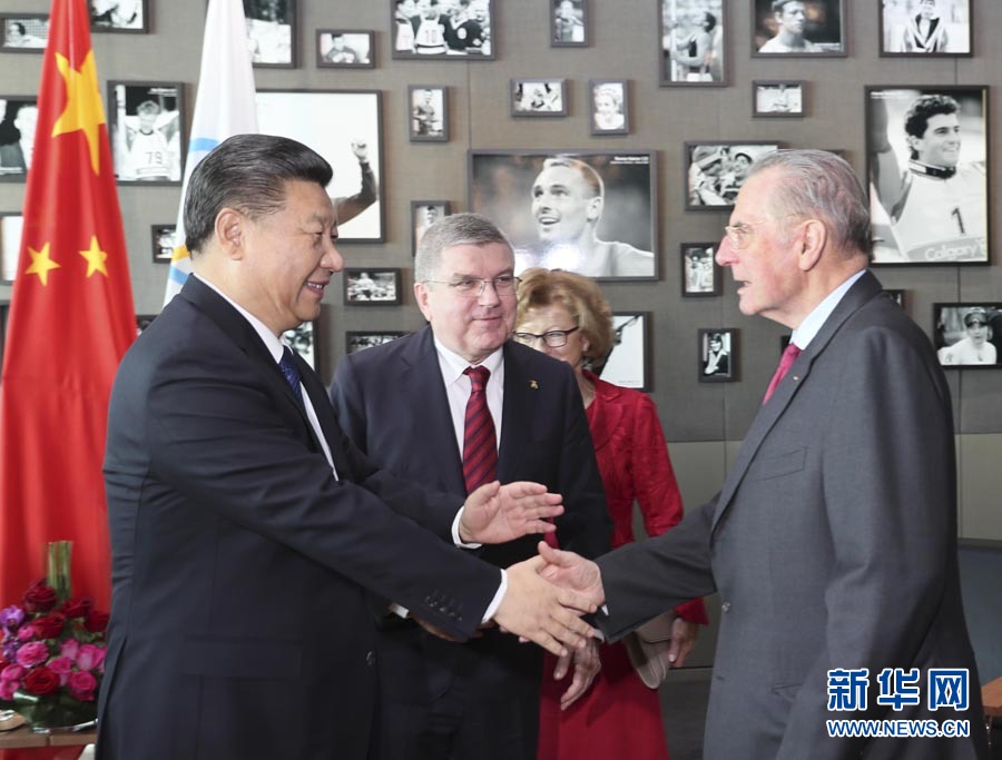 1月18日，國家主席習近平在瑞士洛桑國際奧林匹克博物館會見國際奧林匹克委員會主席巴赫。這是會見后，習近平與國際奧委會名譽主席羅格交談。新華社記者 蘭紅光 攝