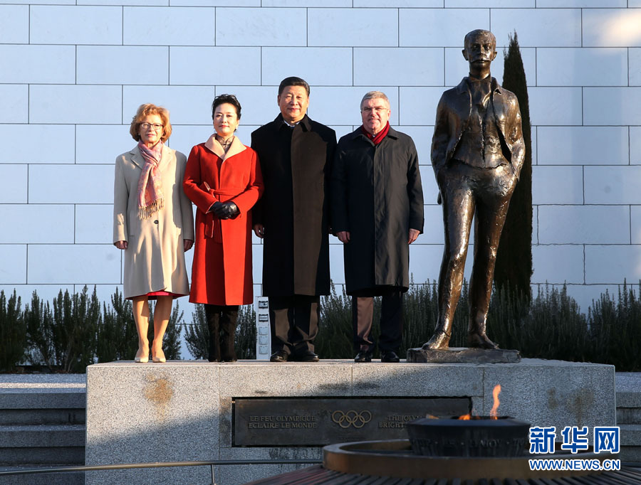 1月18日，國家主席習近平在瑞士洛桑國際奧林匹克博物館會見國際奧林匹克委員會主席巴赫。這是習近平和夫人彭麗媛與巴赫夫婦在現代奧林匹克運動發起人顧拜旦雕像前合影。新華社記者 姚大偉 攝