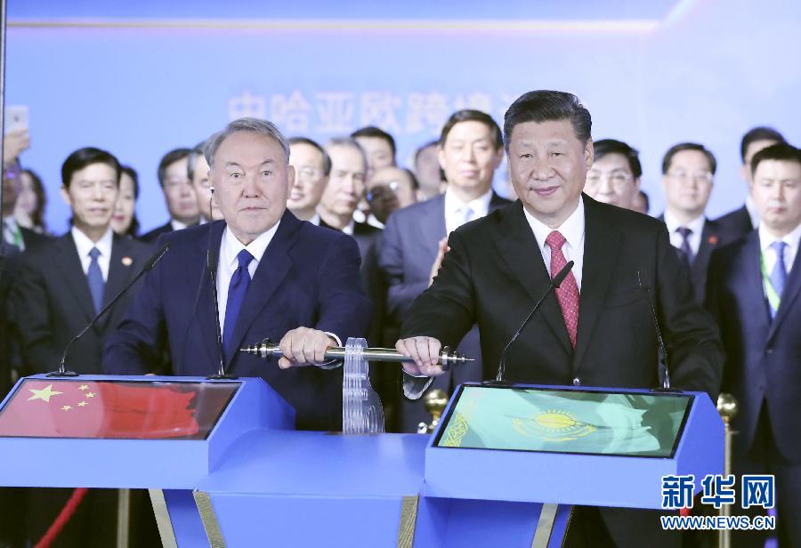 6月8日，正在哈薩克斯坦訪問的國家主席習近平在哈薩克斯坦總統納扎爾巴耶夫陪同下，參觀阿斯塔納專項世博會中國國家館，并共同出席中哈亞歐跨境運輸視頻連線儀式。這是在中國國家館舉行的中哈亞歐跨境運輸視頻連線儀式上，兩國元首共同推動操控桿，視頻顯示中哈連云港物流合作基地和“霍爾果斯－東大門”經濟特區無水港兩個分會場四列火車鳴笛開行。新華社記者 丁林 攝
