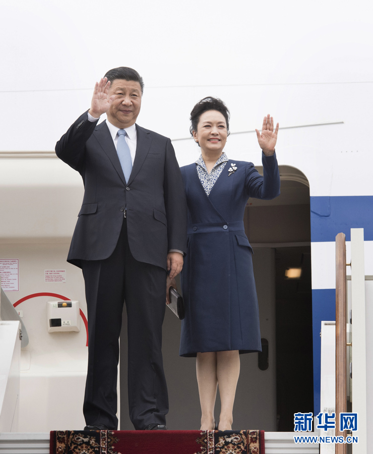 7月3日，國家主席習(xí)近平乘專機(jī)抵達(dá)莫斯科，開始對(duì)俄羅斯聯(lián)邦進(jìn)行國事訪問。這是習(xí)近平和夫人彭麗媛步出艙門。 新華社記者 李學(xué)仁 攝